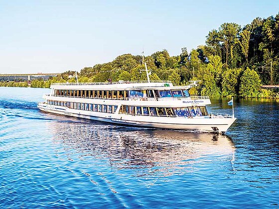 Außenansicht der Regina Danube in Fahrt auf der Donau
