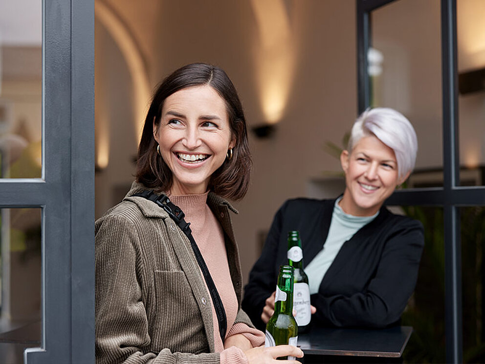 2 Damen mit einer Flasche Bier in der Hand