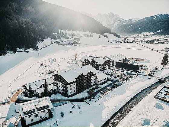 Luftaußenaufnahme vom Vitalhotel Gosau