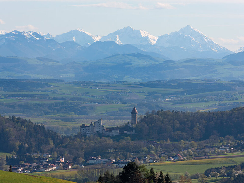 Panoramablick vom Hotel über die Burg Clam bis ins Gebirge.