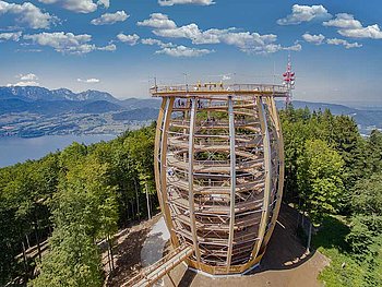 Blick auf den Turm beim Baumwipfelpfad im Salzkammergut