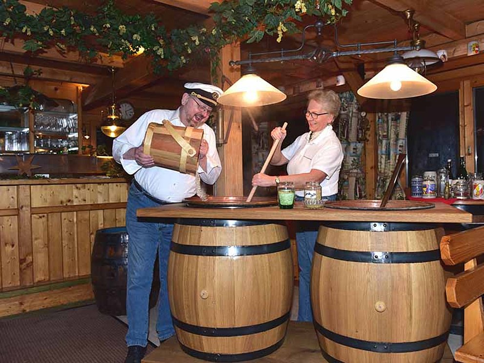 Bierbrauen auf dem Brauereischiff am Inn