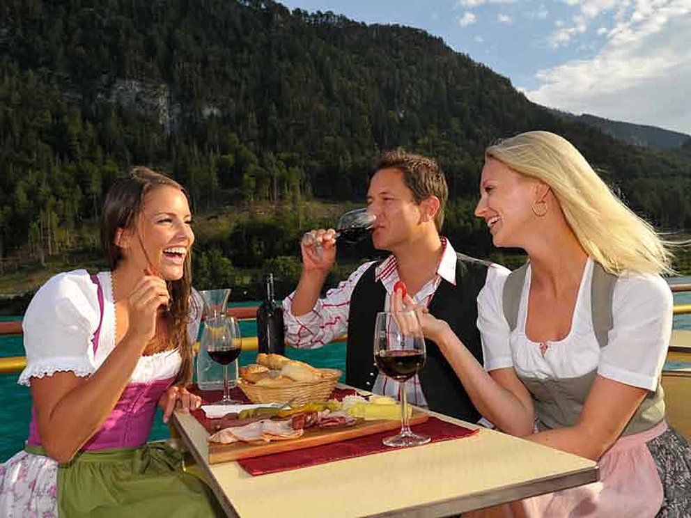 lustiges Beisammensein am Schiff am Attersee mit Wein und Brettljause