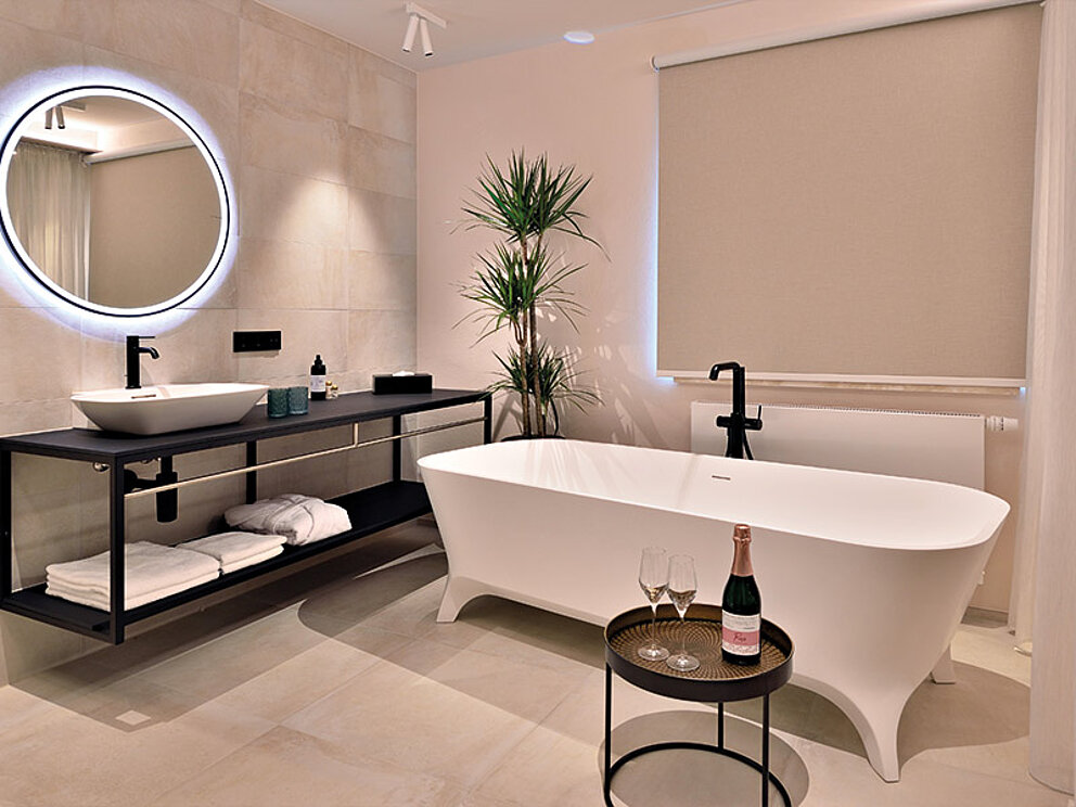 Badezimmer mit freistehender Badewanne.