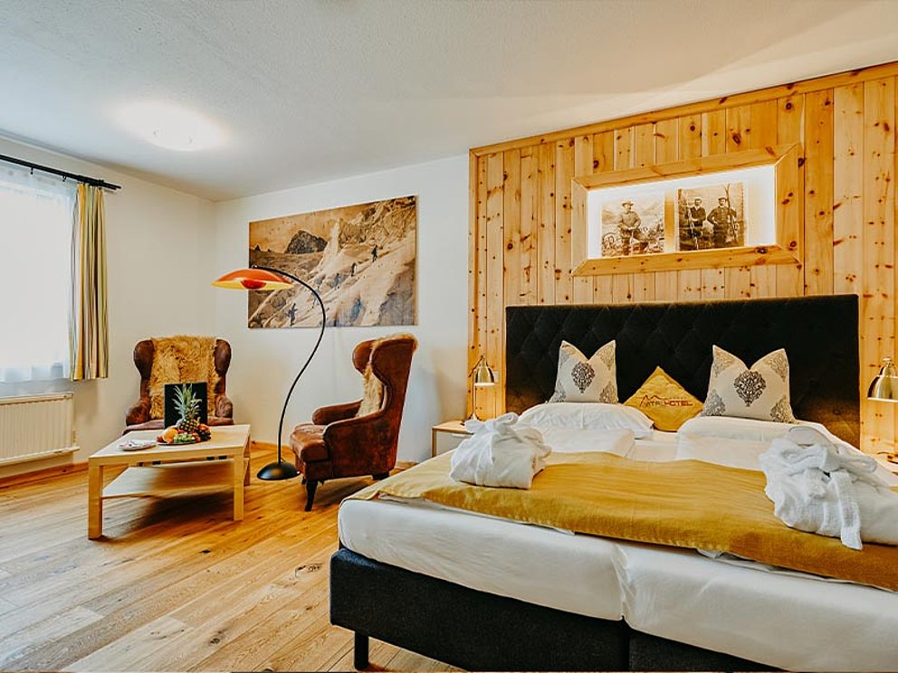 Doppelbett, holz-verkleidetet Rückwand