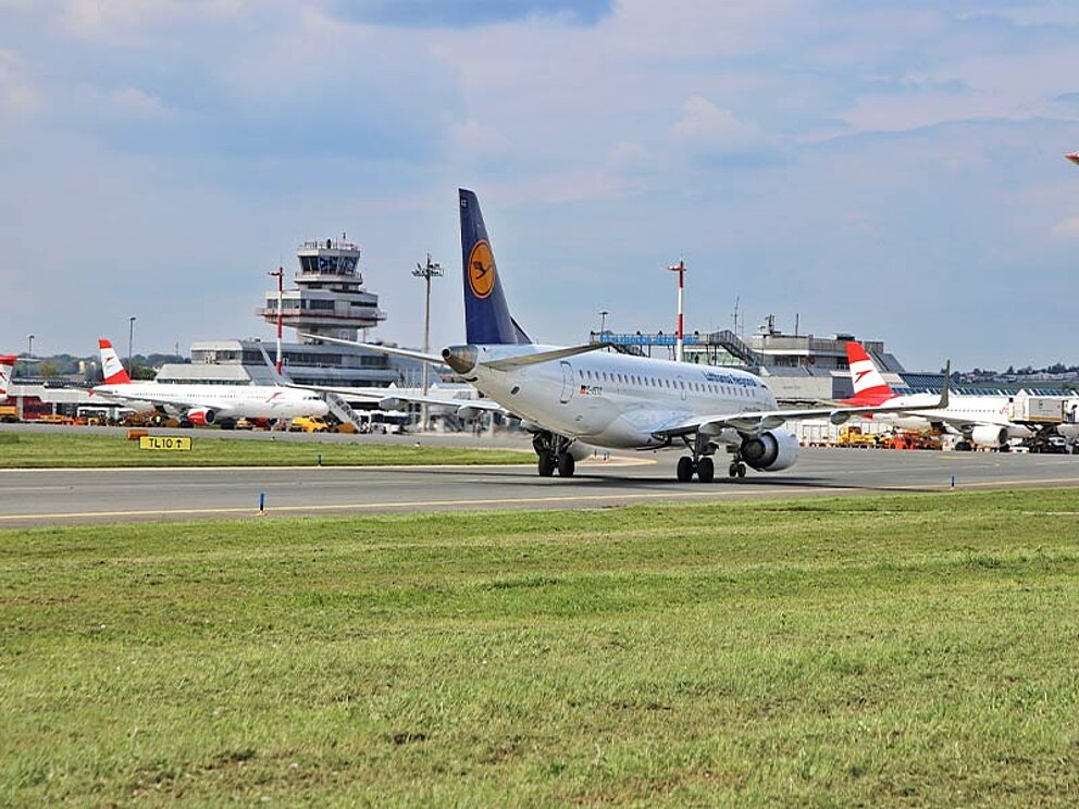 Flughafen Linz Außenansicht vom Rollfeld
