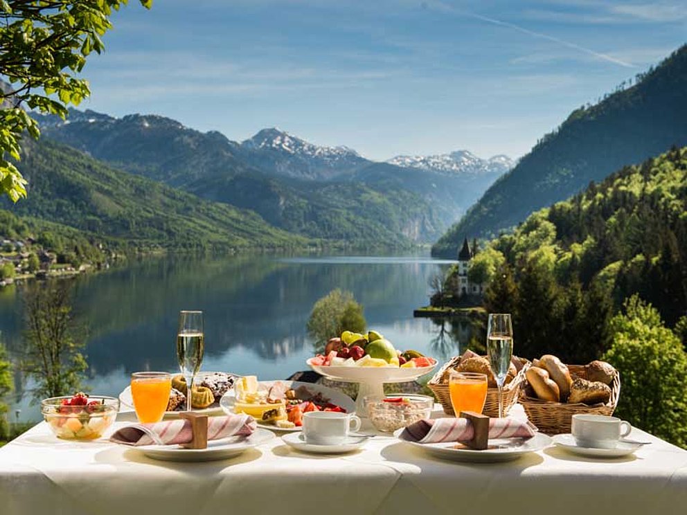 ein gedeckter Frühstückstisch auf der Seeterrasse im Mondi Holiday Seeblickhotel Grundlsee