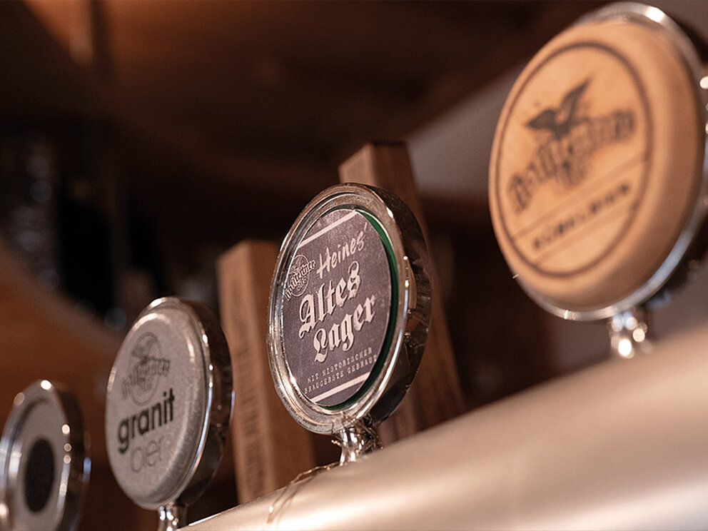 Zapfanlage mit verschiedenen Biersorten.