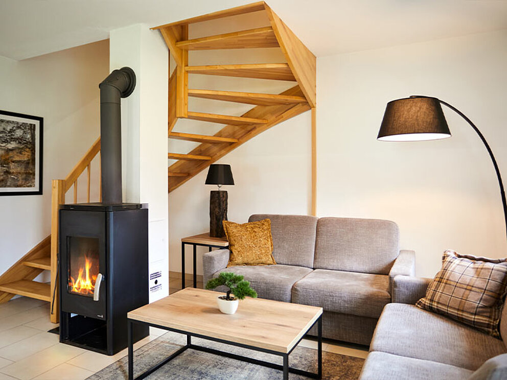 Kamin, Couch mit Tisch uns Stehlampe