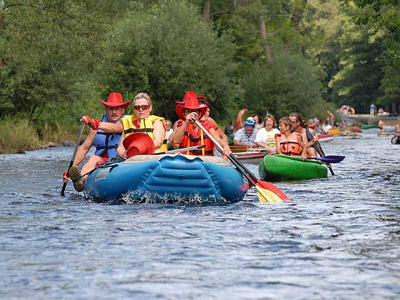 Paddelboote mit Menschen auf der Moldau