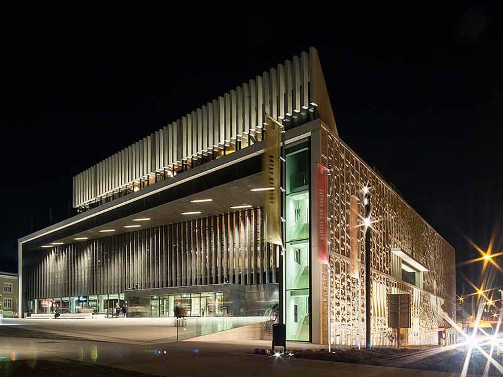 Musiktheater Linz bei Nacht 