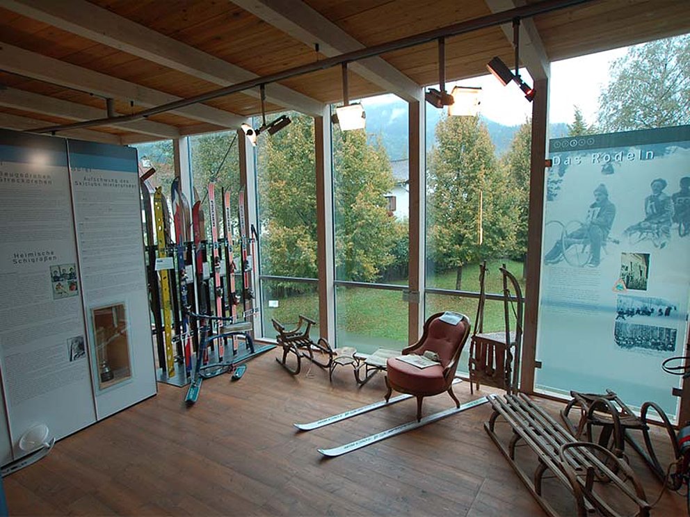 Einblick ins Museum Alpineum in Hinterstoder. Die Geschichte des Schisports wird dargestellt.