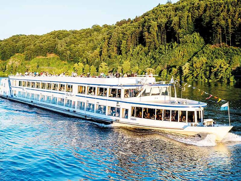 Außenansicht der MS Stadt Linz in Fahrt auf der Donau