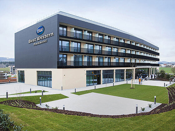 Außenansicht des Hotels mit Gartenanalage