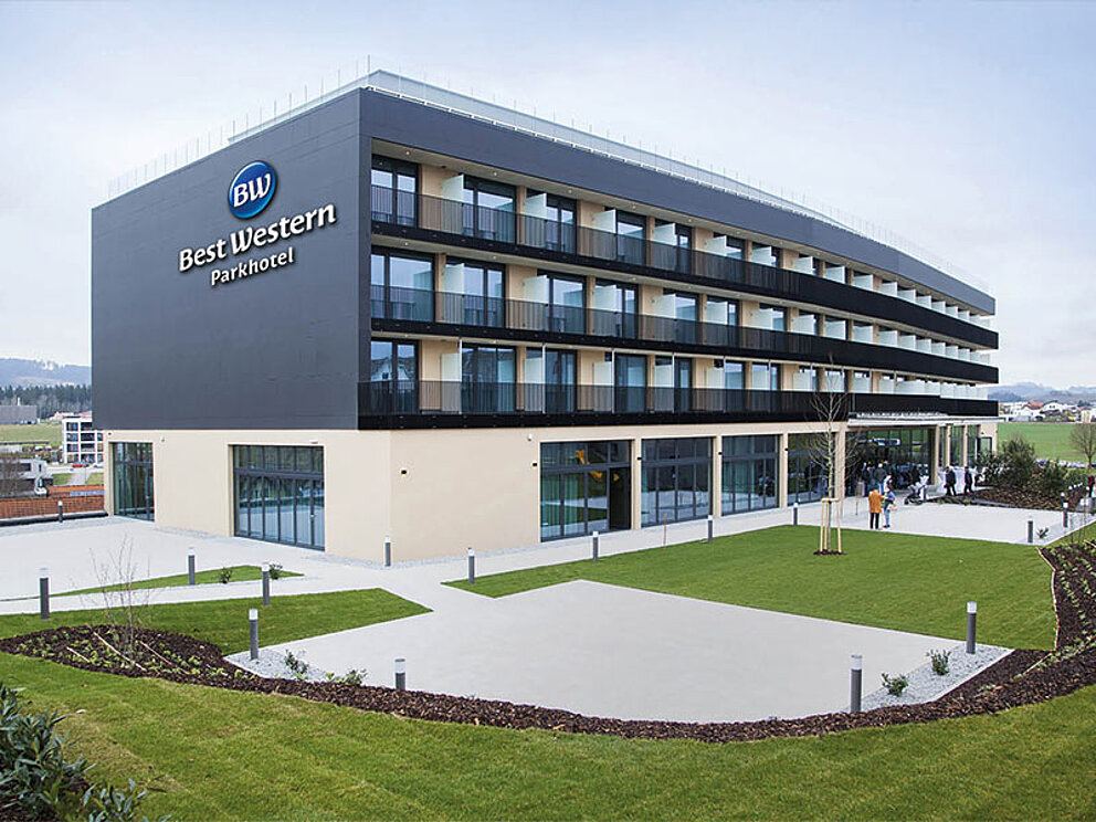 Außenansicht des Hotels mit Gartenanalage
