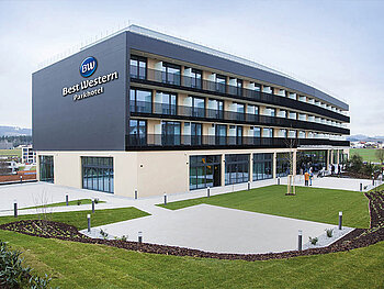Außenansicht des Hotels mit Gartenanalage