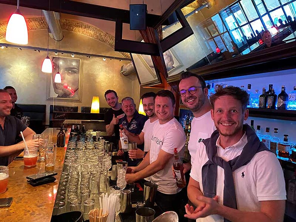 junge Männer beim Cocktailshaken