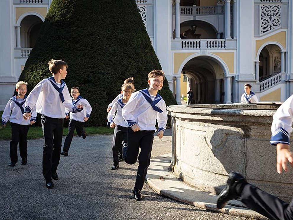 Sängerknaben toben im Innenhof