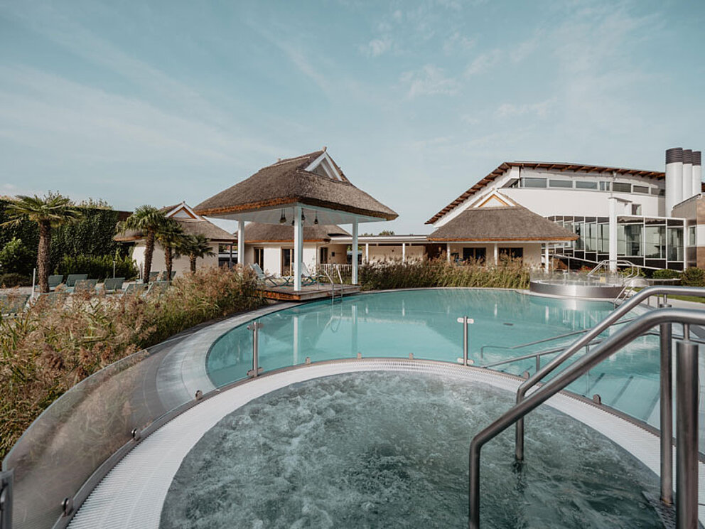 Die Außenbeckenlandschaft des Spa Resort Geinberg