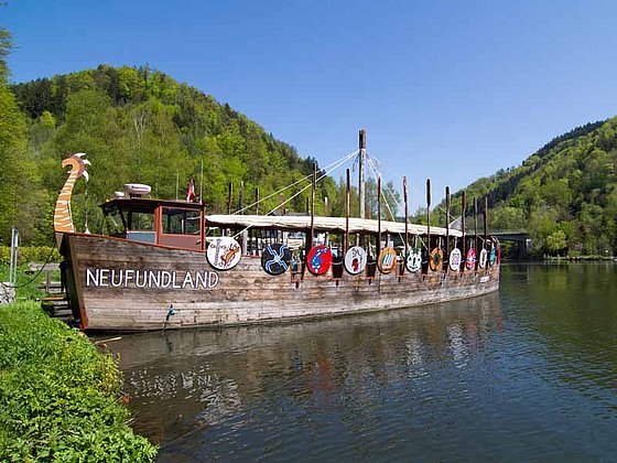 hölzernes Wikingerschiff auf der Donau