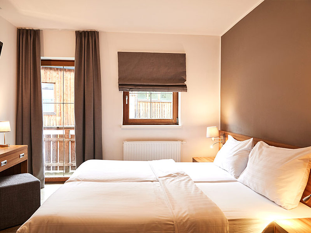 Doppelbett, Fenster und Balkontür