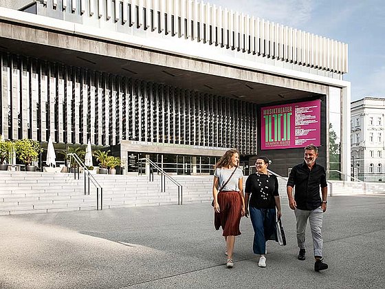 3 Personen vor dem Musiktheater Linz