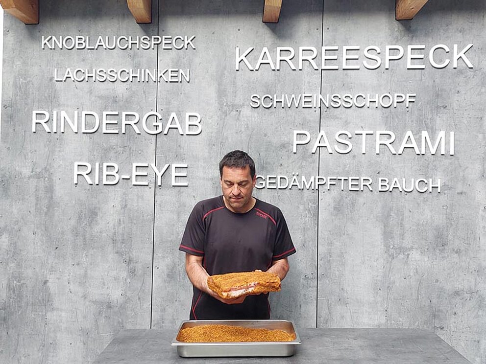 ein Stück Speck wird gepökelt