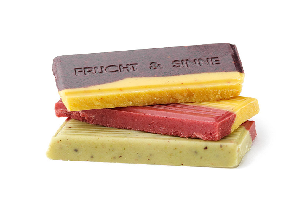 3 verschiedenfärbige Stücke Schokolade