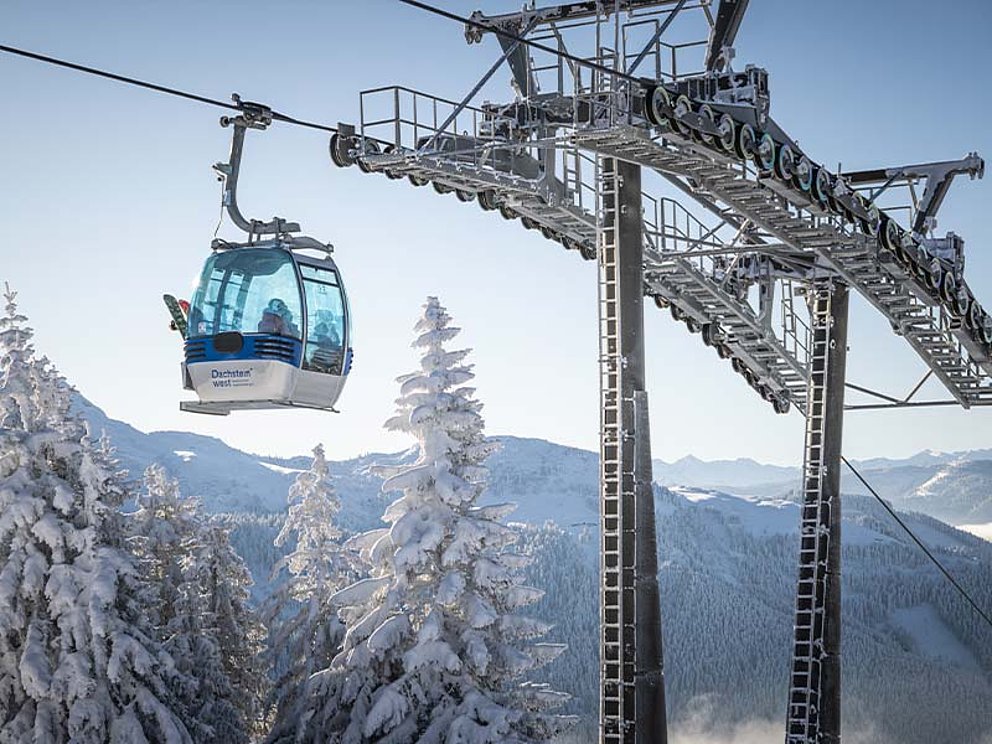 eine Seilbahn in verschneiter Winterlandschaft