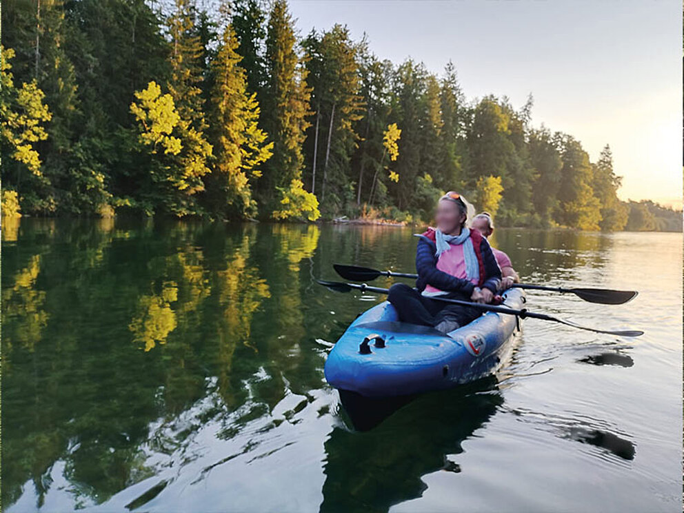 2 Paddler in einem Kanu auf der Traun
