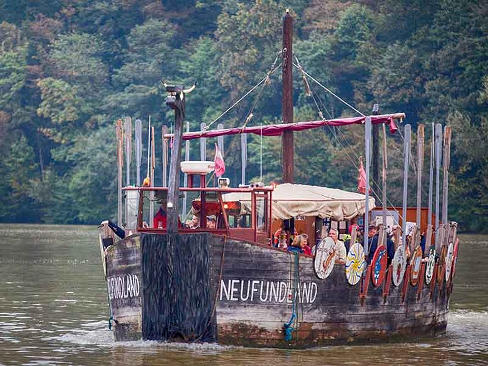 Wikingerschiff unterwegs auf der Donau