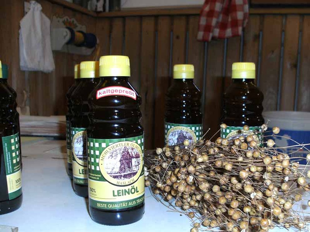 Leinöl Sortiment in der Ölmühle in Haslach