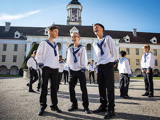 3 Sängerknaben vor dem Stift
