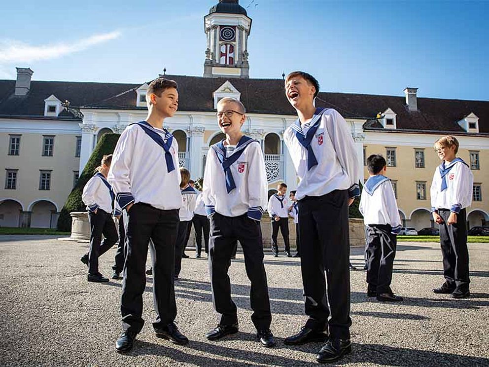 3 Sängerknaben vor dem Stift