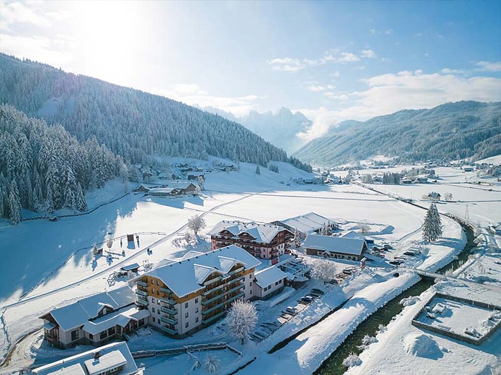 winterliche Luftaufnahme vom Hotel