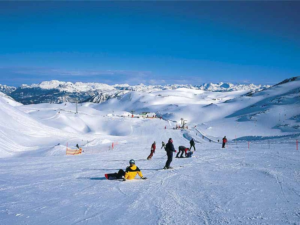 Skifahrer auf der Skipiste am Krippenstein