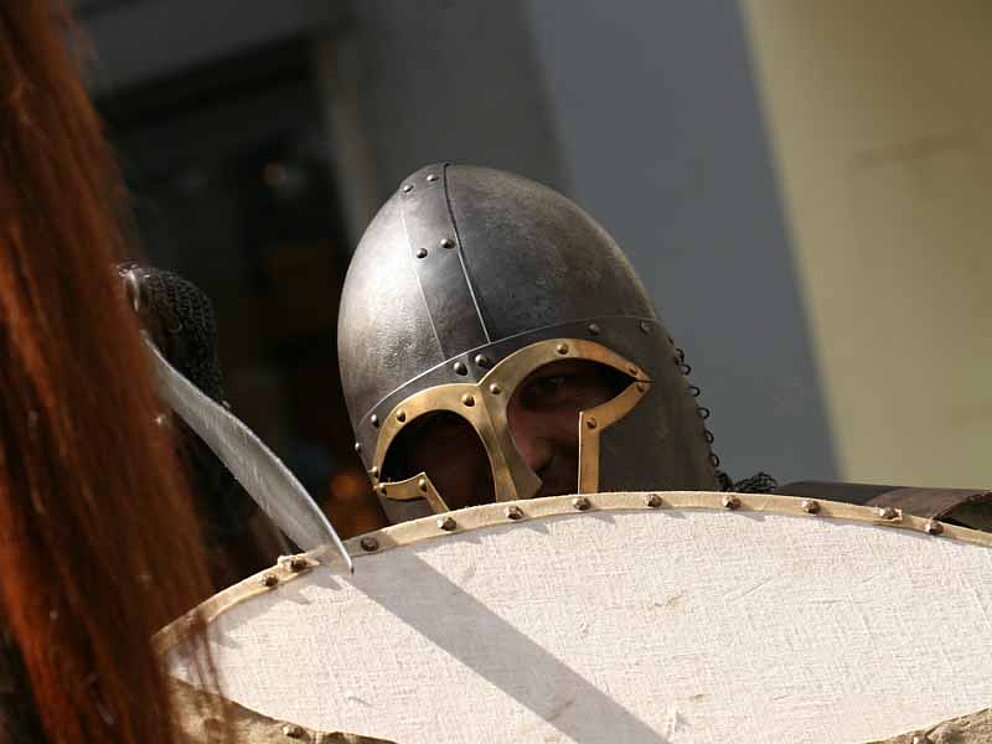 Ritterhelm, Schild und Schwert