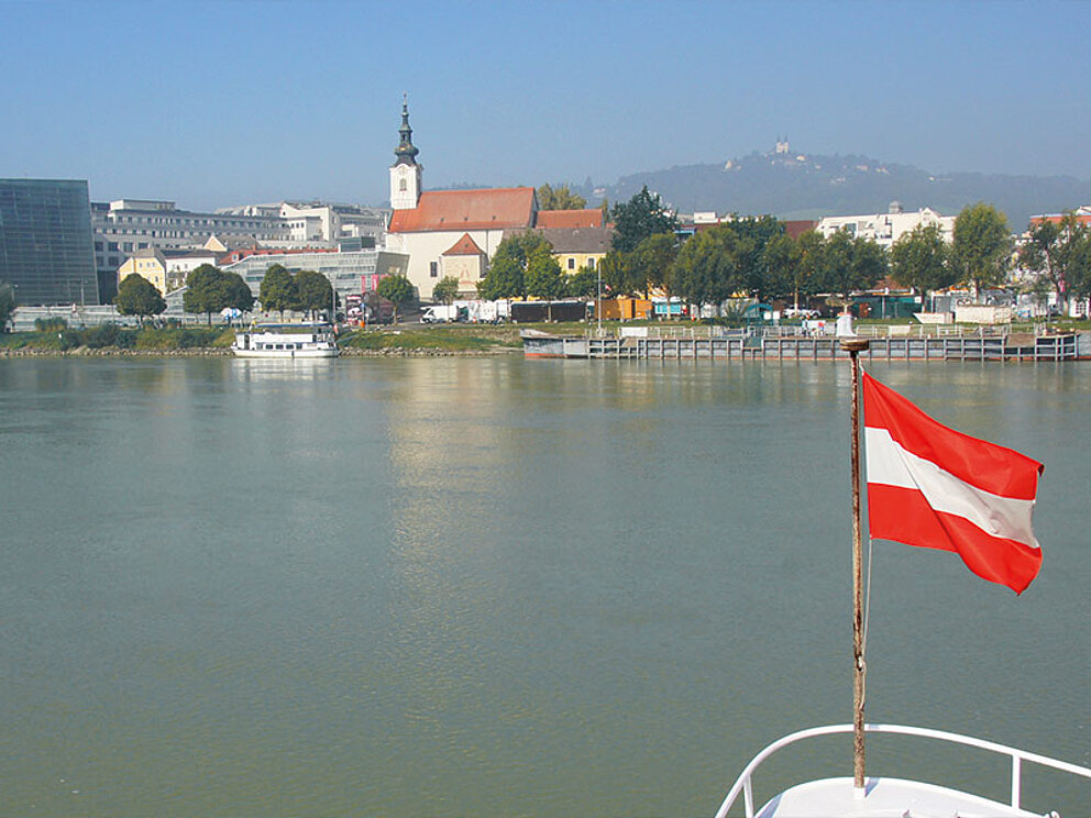 MS Linzerin in Fahrt auf der Donau bei Linz