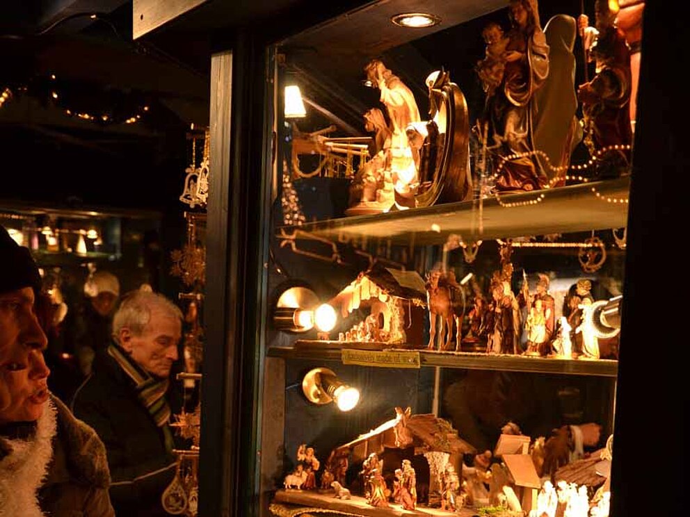 handgeschnitzte Krippen am Christkindlmarkt in Linz bestaunen