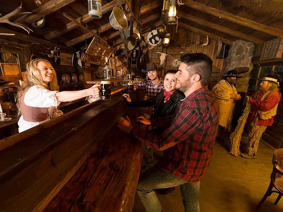 Gesellschaft in der Hudson Bay Bar in der Westernstadt Pullman City kennenlernen