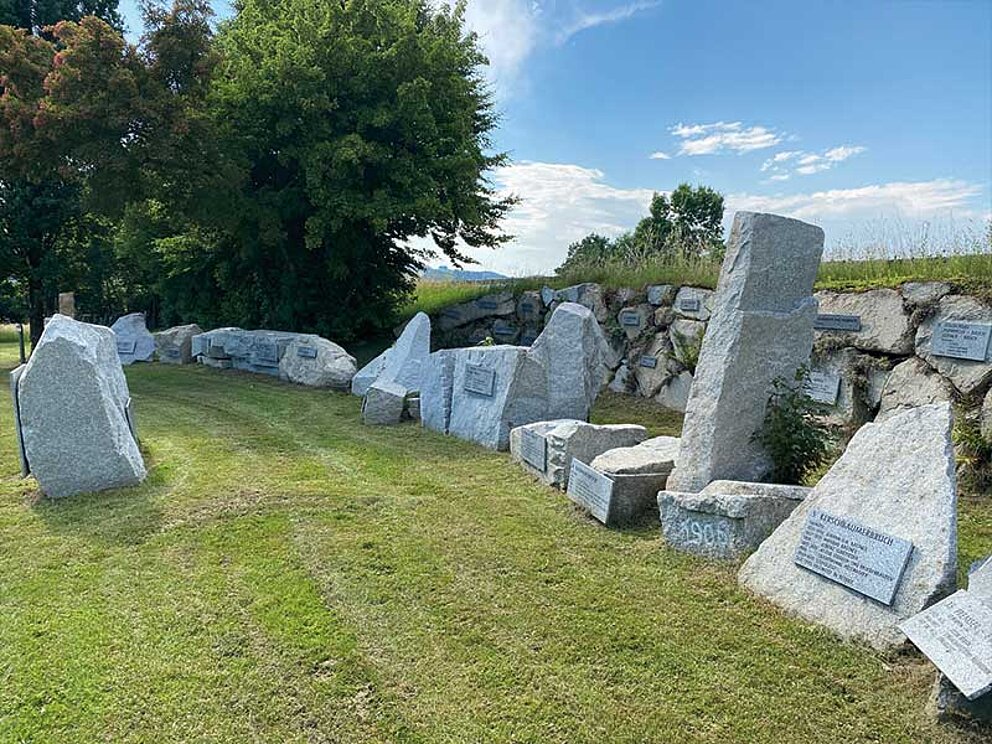 Granit-Exponate im Freien