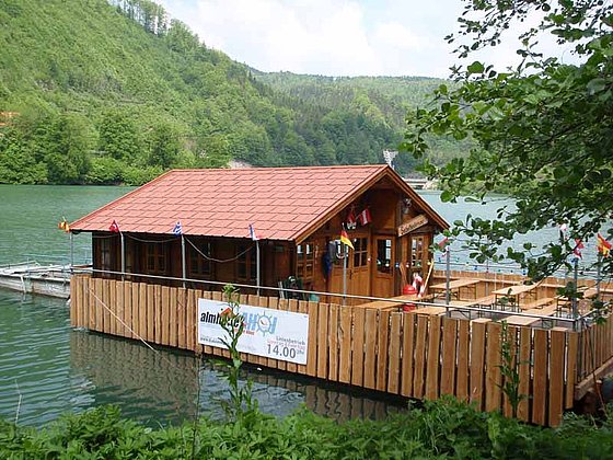 Schwimmende Almhütte am Stausee Klaus