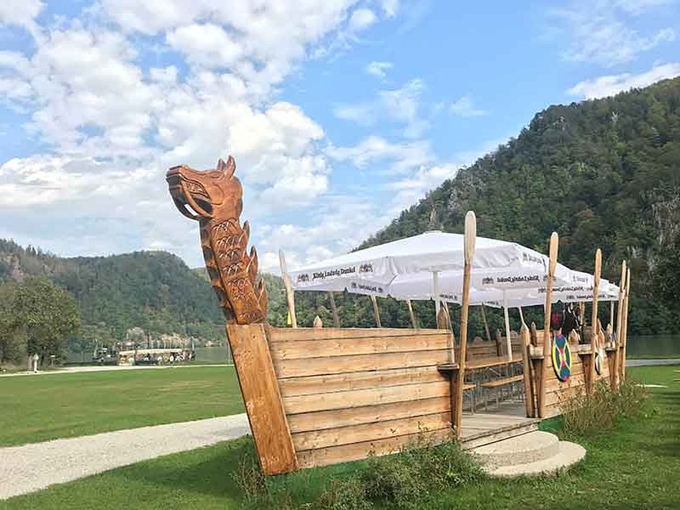 Blick auf das Drachenschiff bei den Wikingern in der Exlau