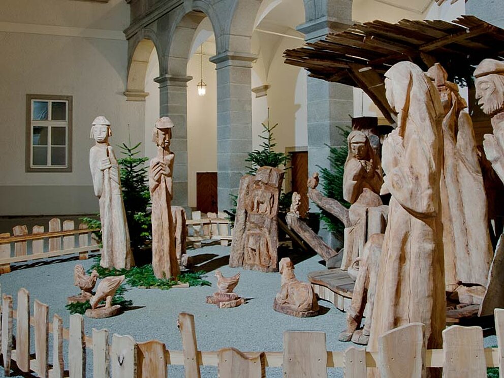 Krippe mit großen Holzfiguren
