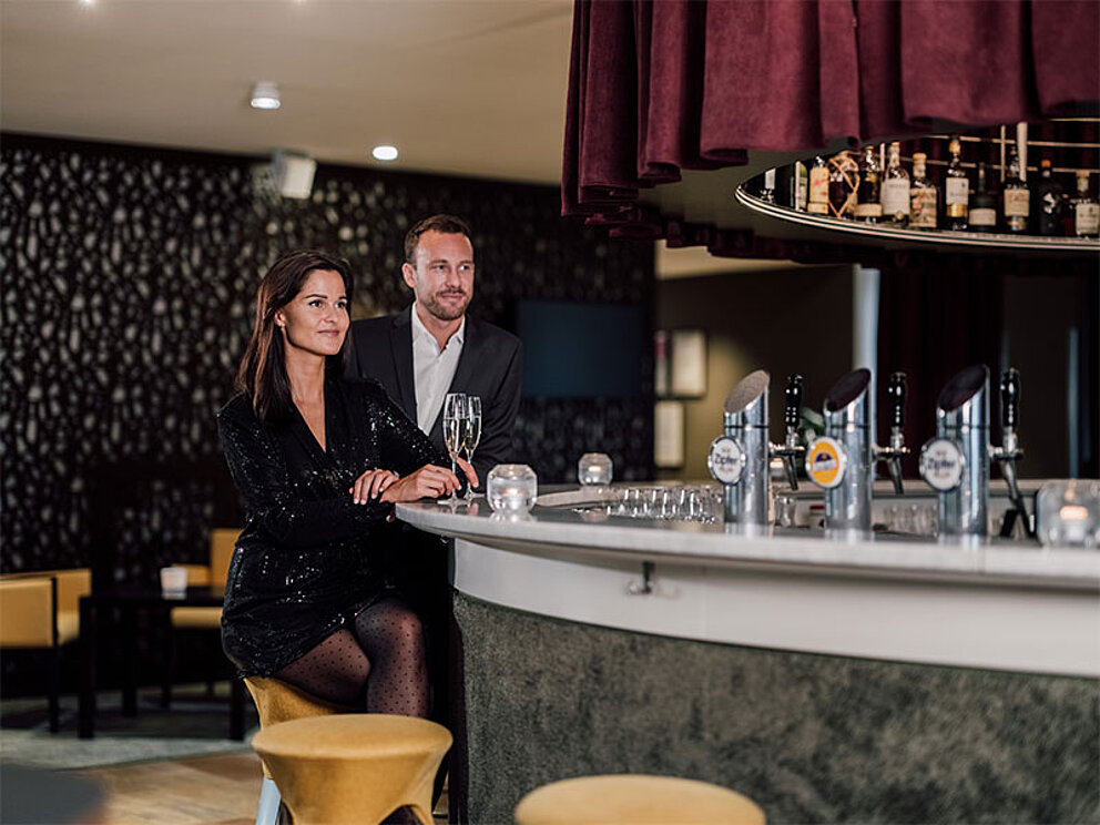 ein Paar sitzt an der Hotelbar