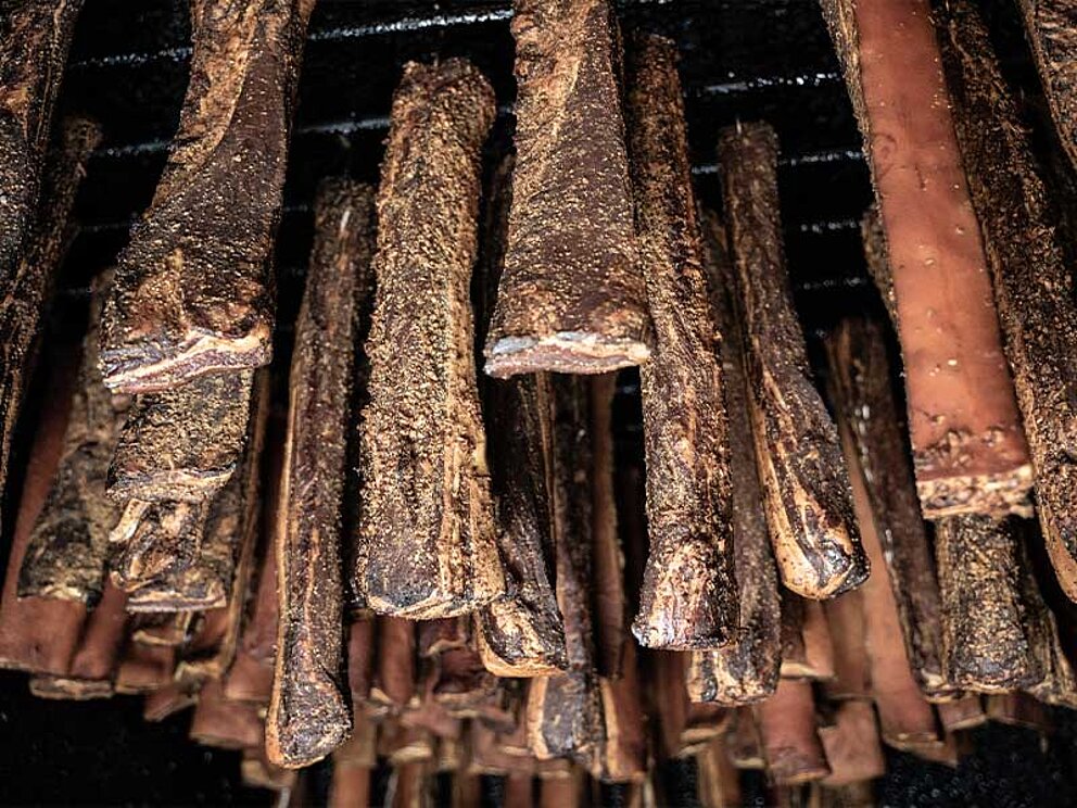 verschiedene Specksorten in der Räucherkammer