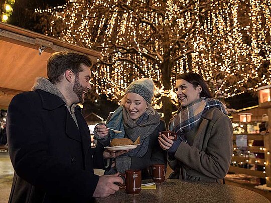 Gruppe von Menschen auf dem Weihnachtsmarkt in Linz
