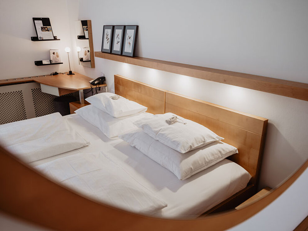 Zimmerbeispiel Superior mit Wohlfühlmöbeln im Doppelzimmer