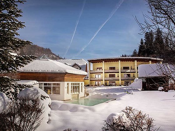 Garten mit Pool vom Hotel Poppengut mit dicker Schneehaube