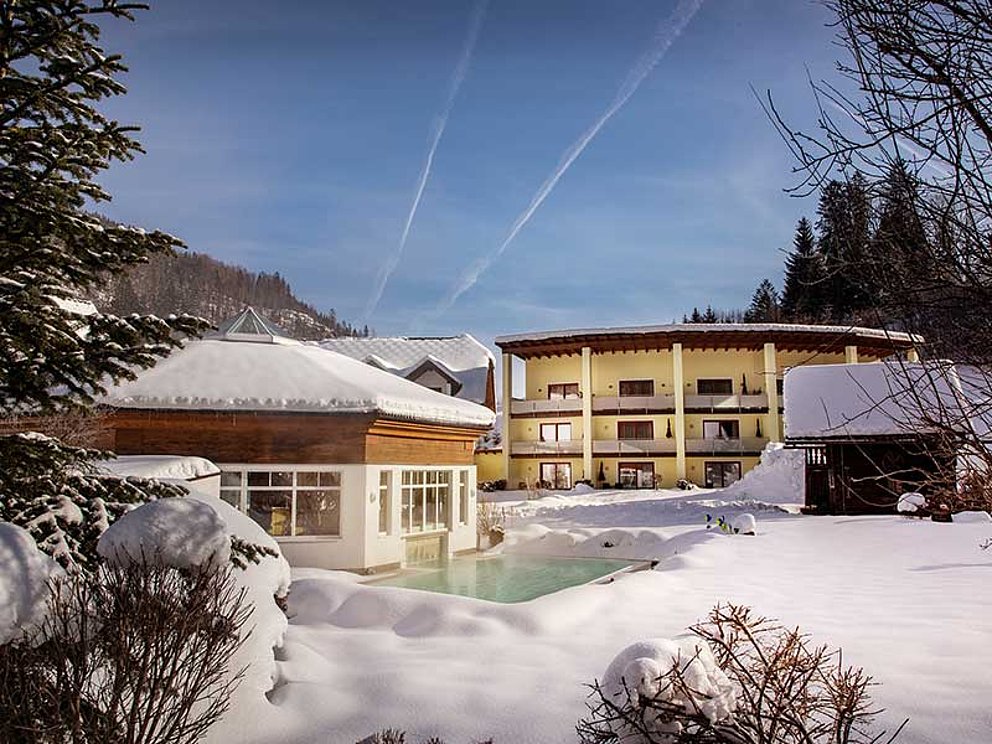 Garten mit Pool vom Hotel Poppengut mit dicker Schneehaube